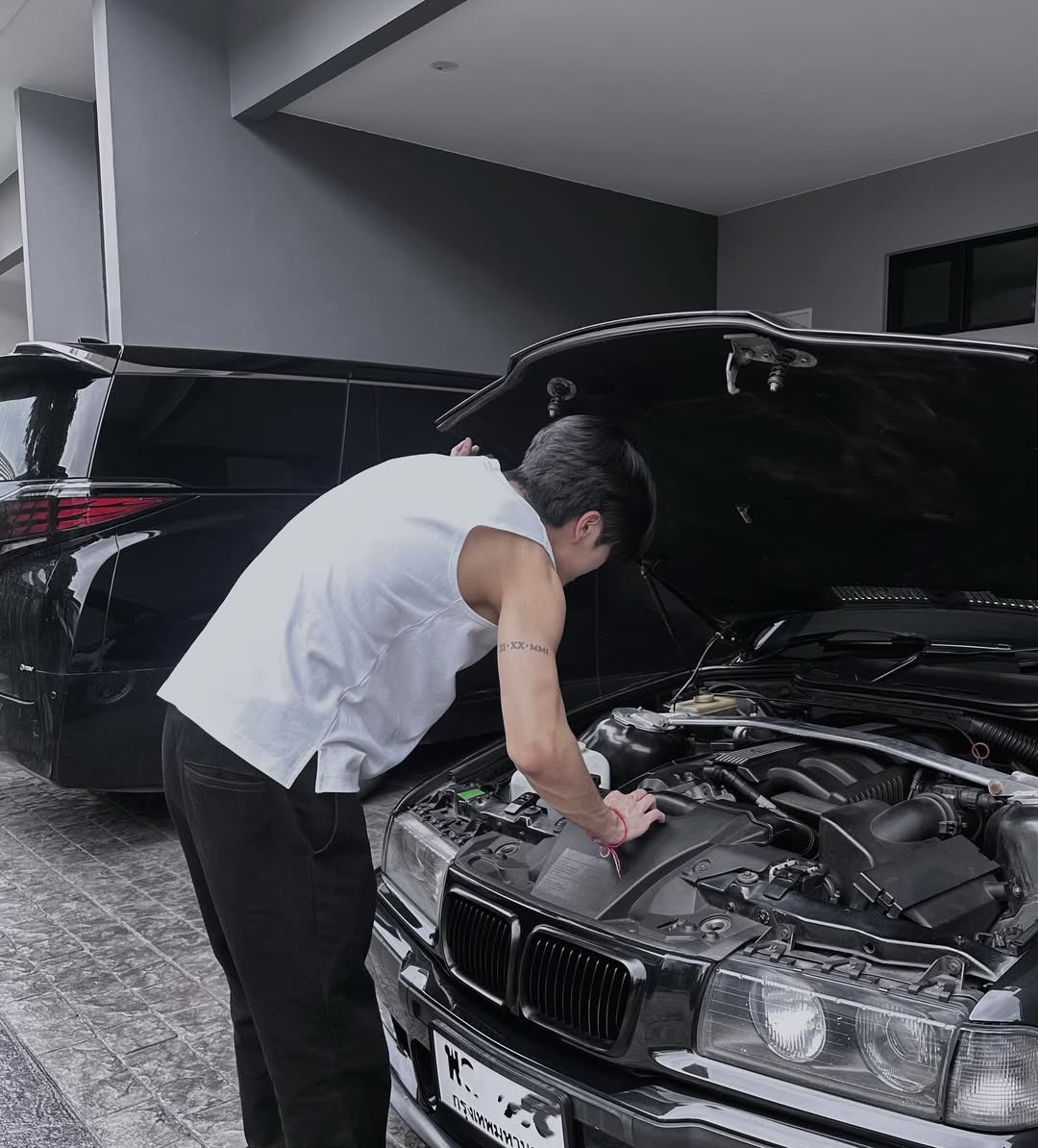 ppechinat's tweet photo. He has many cars. So when fans say he’s rich. He is really rich. Even his mom buy him a BMW when he was still in high school 🫠 And after buying he will definitely modify the car imagine the expenses of the modified car 😭

#PerthTanapon #KDPPE https://t.co/vYSfprMXNX