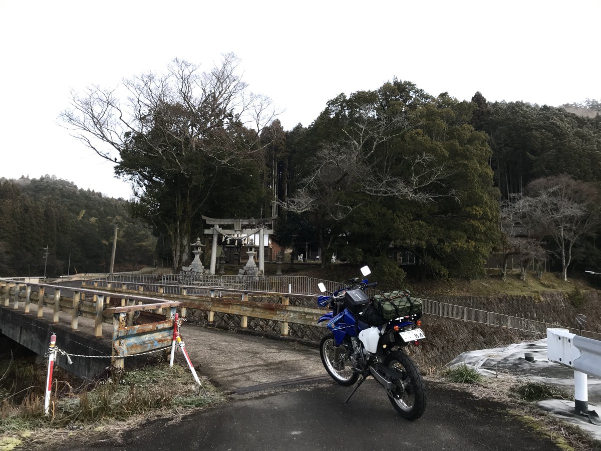 Li_desuyo's tweet photo. 来年drz4s買うつもりだけどもうちょいタンク容量あればなあって思う、かといってアドベが欲しいわけじゃねえんだわ
drz400でもリアにジェリ缶括り付けてたし https://t.co/OuqcbQzqsZ