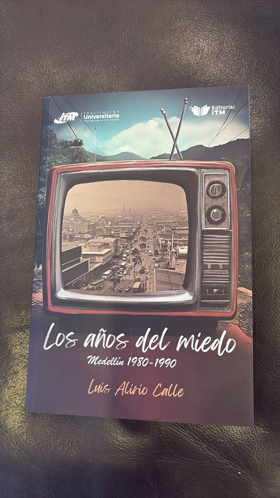 celyrueda's tweet photo. Fin de lectura…relatos e historias (ficticios y reales) de la mafia y el narcotráfico que “mandaron” en la ciudad de Medellín. Los escritos son más bien fábulas (por ejemplo habla la casa donde muere Pablo Escobar) que transportan al lector a esos días. https://t.co/xygjH3wMfR