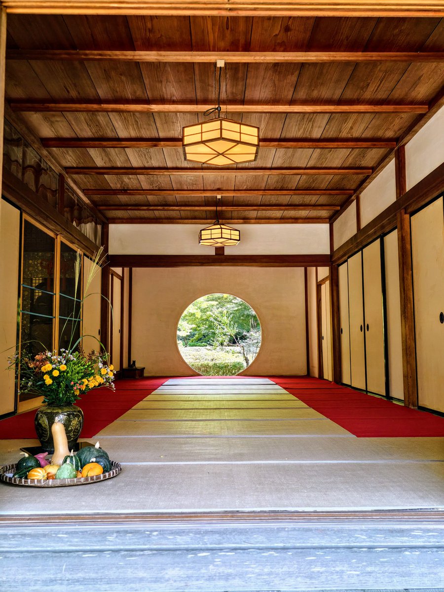 AMFFCRAFTWORK's tweet photo. 北鎌倉の名所、明月院の本堂。
庭園が望める丸窓は「悟りの窓」と呼ばています。
丸窓は、禅宗寺院で取り入れられた建築様式の禅宗様（唐様）が始まりだそうで、円は大宇宙を表しているとのこと。
紫陽花の寺としても知られ、いままさに紫陽花の見頃を向かえるシーズンになります。 https://t.co/XUKHLxfsBK