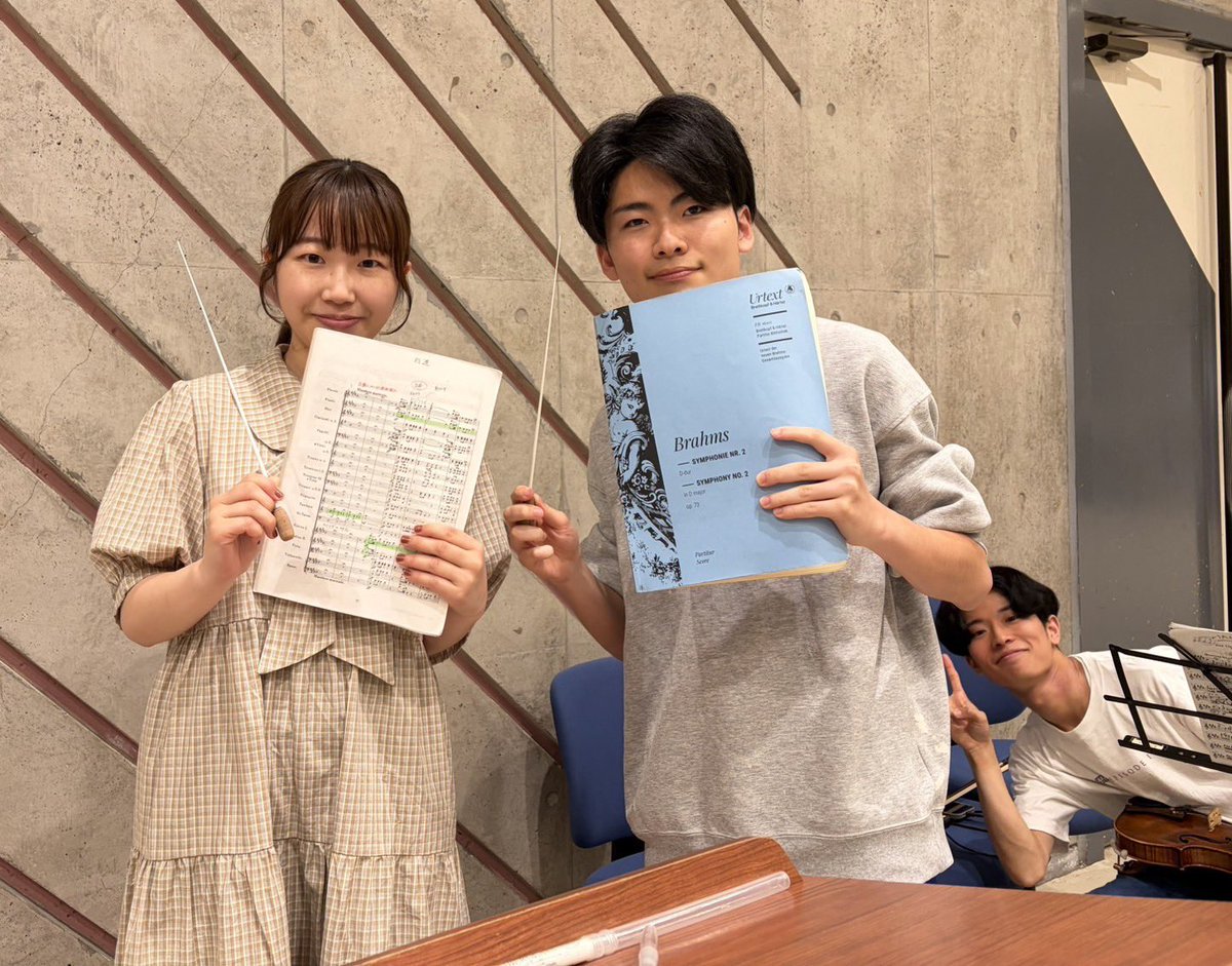KindaiPhil's tweet photo. サマコンまであと8日！！
こんにちは♪学指揮です🪄🪄

練習中はひたすら腕を振って振って振り回し続けていたら、いつの間にか本番直前になっていました。
ここまで一緒に音楽を作ってくれた団員の皆さんに感謝しつつ、本番は最高の演奏をお届けできるよう頑張ります！

ぜひ会場へお越しください！💪🏻 https://t.co/32wWMrLCsb
