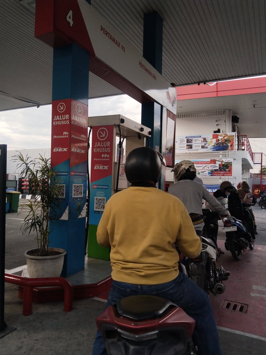 JAzazrael's tweet photo. Pertamax Full dari yg 43-44rb , jdi 52k ya anj, puki juga naiknya 😭, baru ngisi astaga, uang jajan ku terpotong lah ini https://t.co/yzec9UwNBP