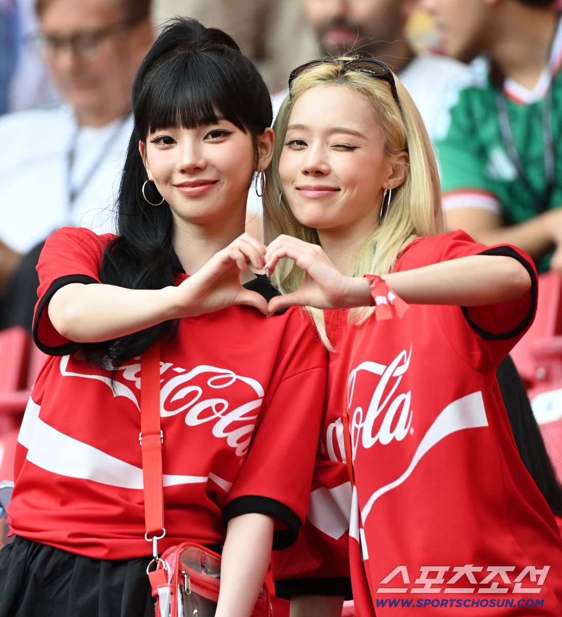 sunshine_080507's tweet photo. Karina and Winter at the 2026 FIFA World Cup in Mexico 

#KARINAXFIFAWorldCup 
#WINTERxFIFA26 https://t.co/ZTNOzIZzI1