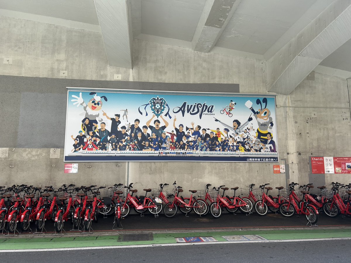 AvispaF's tweet photo. 🐝アビスパ福岡特別アート登場！

JR西日本様のご協力のもと、JR博多駅筑紫口側高架下にアビスパ福岡の特別アートを掲出いただきました。

デザインは、福岡市在住のイラストレーター hiroki.38さん に昨年制作いただいた30周年記念イラストを、本企画のために特別リメイクいただいたものです✨

博多駅をご利用の際はぜひご覧ください！

▼詳細はこちら
 https://t.co/Z2UgP23Xrp

#アビスパ福岡