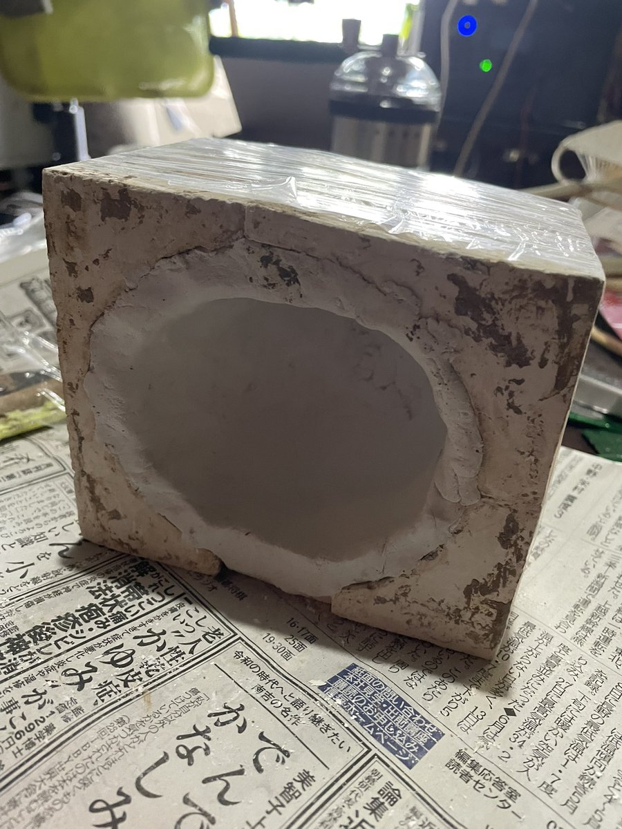 chinyato's tweet photo. 子供向け体験講座のネタを考える事になった。

　一昨年作ったリアル達磨を紙粘土で作るのはどうか提案しようと思い、石膏型を使って百均の紙粘土で型取り中。
　石膏型もあちこち破損してきているので作り直しかなぁ。 https://t.co/C289v1mnQ8