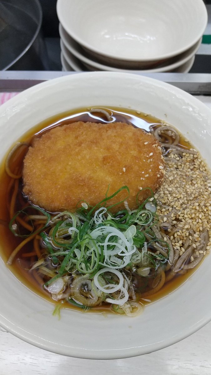 nicolashka_'s tweet photo. 常盤軒＠品川横須賀線ホーム
コロッケそばを頂きました。熱いつゆに浮かぶコロッケは下は熱々上はひんやり。最後はつゆにとろけて完飲完食！旨かった！ https://t.co/mXDrXVn0Rd