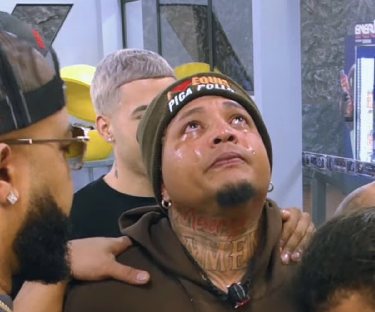 thesprard's tweet photo. Yermin viendo que Andy si puede sobar a Pamela y él ni ponerle una cadena. #PlanetaAlofoke https://t.co/7OODZuHJAz