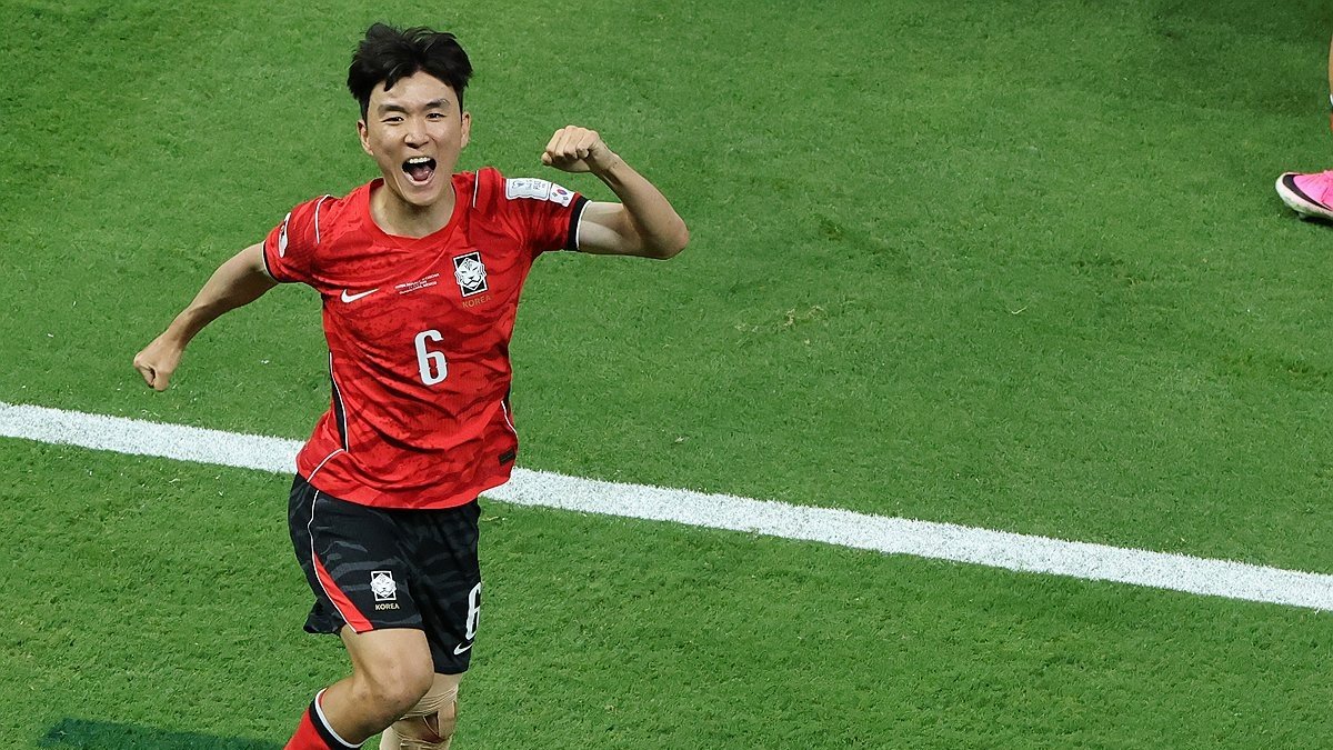 KLeagueFr's tweet photo. 🎙️Hwang In-beom : « Je ne suis pas un joueur habitué aux face-à-face avec le gardien. Malgré la superbe passe de Kang-in, j'ai jugé qu'il n'y avait pas d'angle de tir. Alors, au lieu de frapper droit, j'ai feinté pour créer de l'espace au gardien. »

📸Yonhap News https://t.co/VoSbq6wN22