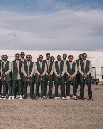 LuiLondeche's tweet photo. Les vrais champions en tenues traditionnelles magnifiques 🤩 

Veiller cacher cette sublime photo aux marocains, ils risquent de ne plus se concentrer sur la compétition à cause des traumas de la finale perdue. 

Go Gaïnde 🇸🇳 🦁 ❤️ https://t.co/xawSnBpJlq