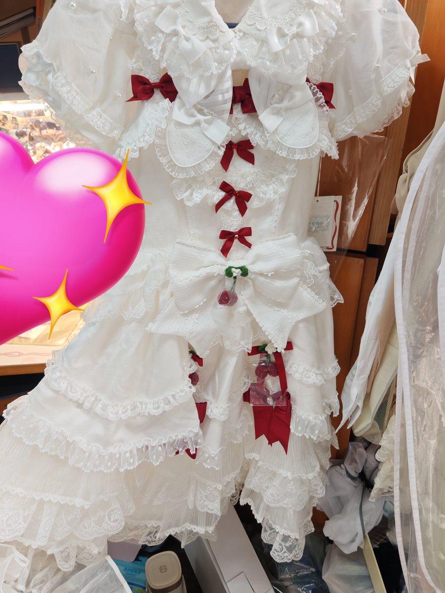 ty112300's tweet photo. 我补了尾款买了一条超漂亮的Loita！开心！！！不过好像褶子很少，所以我去换货了，希望工厂能快一点... https://t.co/Bq7MfkAIvI