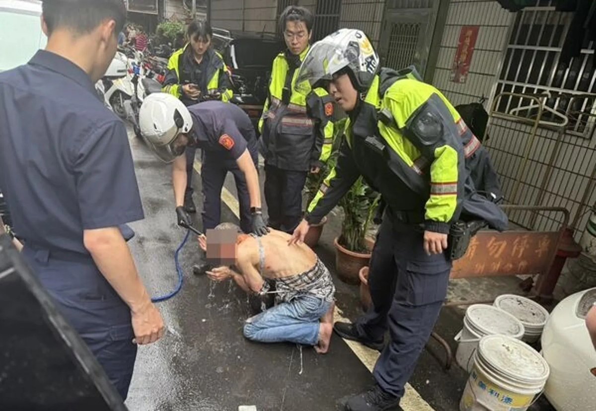 tpjapion's tweet photo. #台湾ローカルニュース
板橋で薬物運転、検問から逃走
彰化の薬物犯保釈に地検が抗告

新北市板橋区で6/9（火）、薬物運転の疑いで停車を求められた車両が逃走し、追跡した警察官が計8発を発砲する事案が発生。車は最終的に路地で停車し、運転していた58歳の男が逮捕された。
https://t.co/6S4NAJoiYx https://t.co/ocuqTPKchg