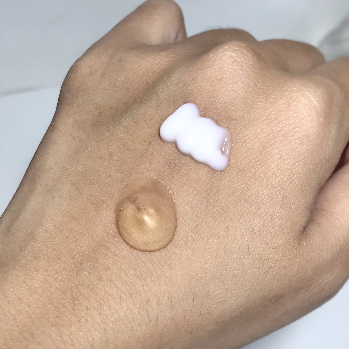 mellinssharing's tweet photo. aku kira harus pakai skincare mahal buat dapetin kulit sehat, ternyata combo 2 produk ini udah cukup bgt 🥺🤏🏻

1..2..3.. glowing tanpa noda~ https://t.co/idzvnAjumZ