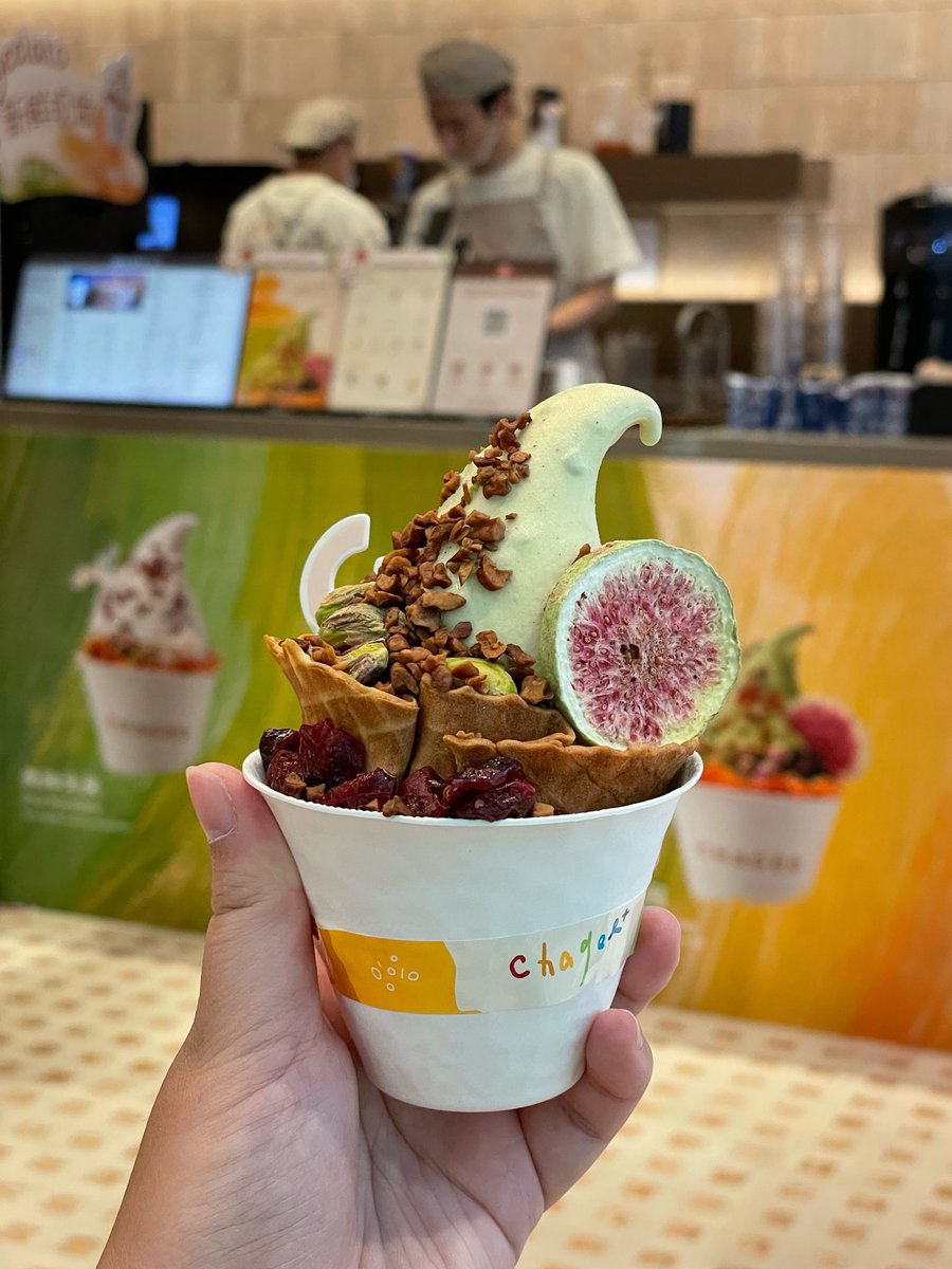 thejorb's tweet photo. Chegee gelato ที่จีน อาหย่อยยย อยากลองรสชาอื่นๆ อีกแต่กินไม่ไหวละ ในรูปเพิ่มท็อปปิ้งเพิ่มโคนวาฟเฟิล 160 บาท (33元) ถ้าเจลาโต้อย่างเดียวเริ่มต้น 90-120 บาท (18-24元) ^_^ https://t.co/c4lZa2Yag1