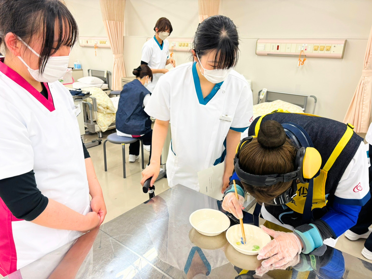看護2年生が高齢者疑似体験で、見えにくさ👀・聞こえにくさ👂・動きに