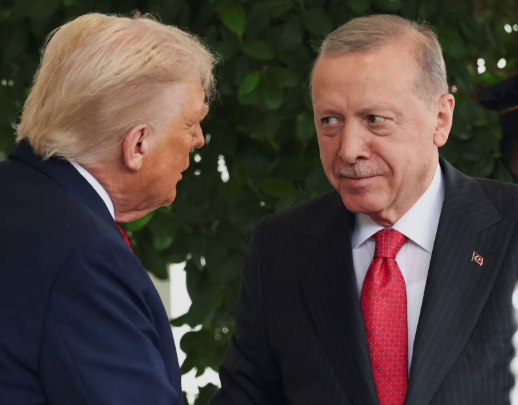 Defensa_Israel's tweet photo. - Cada uno de los discursos semanales de Erdogan toca el tema #Israel y siempre con una retórica belicista que ha llegado incluso a amenazarnos con la guerra e incluso con la "toma de Jerusalén", lo cual suele provocar agrias respuestas de Netanyahu o de nuestro ministro de exteriores.
- Esta semana Netanyahu le ha respondido: 'El dictador antisemita Erdogan, que apoya a la organización terrorista Hamás, oprime a su propio pueblo y encarcela a sus rivales políticos, es la última persona que puede predicar moralidad al Estado de Israel'.
- Para peor, Trump tiene una afinidad especial por este psicópata y suele defenderlo ante los medios. Hace unos días se le preguntó a Trump si Israel y Turquía llegarían a la guerra, y Trump respondió: 'Es un muy buen amigo mío. Es un gran líder, un líder muy fuerte. No creo que eso (la guerra con Israel) vaya a suceder con Turquía, no mientras yo sea presidente, porque él me respeta y yo lo respeto a él'.  😑