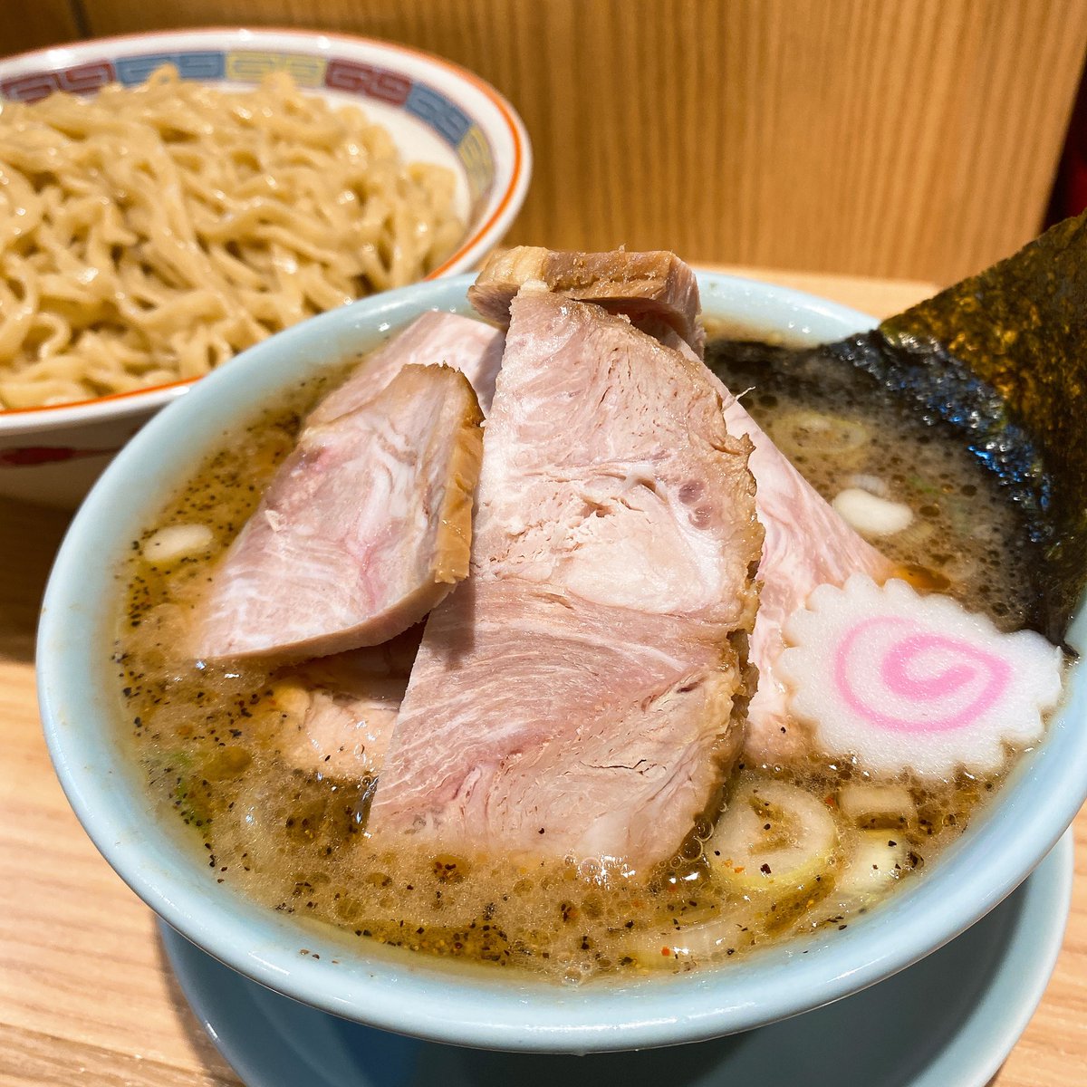 OLIOSPEC's tweet photo. つけめん頼んだのに麺がつけれませんPartII

御茶ノ水駅の駅ナカ
久臨エキュートエディション御茶ノ水
チャーシューつけめん 並
メンマより大人しいなぁと思ったけれど広げてみたら11枚のチャーシューで麺が見えないっ！
つけめんに紅生姜も確かに合います！
#つけ麺　#久臨 https://t.co/WazxsR3mMc