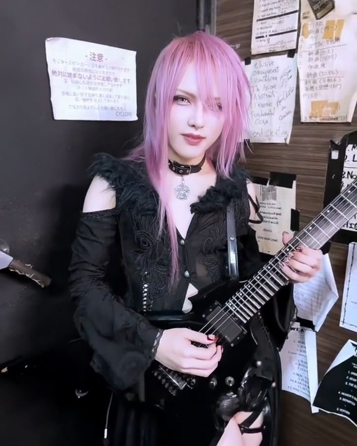 Lycorysia's tweet photo. These femboys gotta stop taking fashion advice from reddit and start getting more jpop and vkei pilled https://t.co/ibJhCpN4gD
