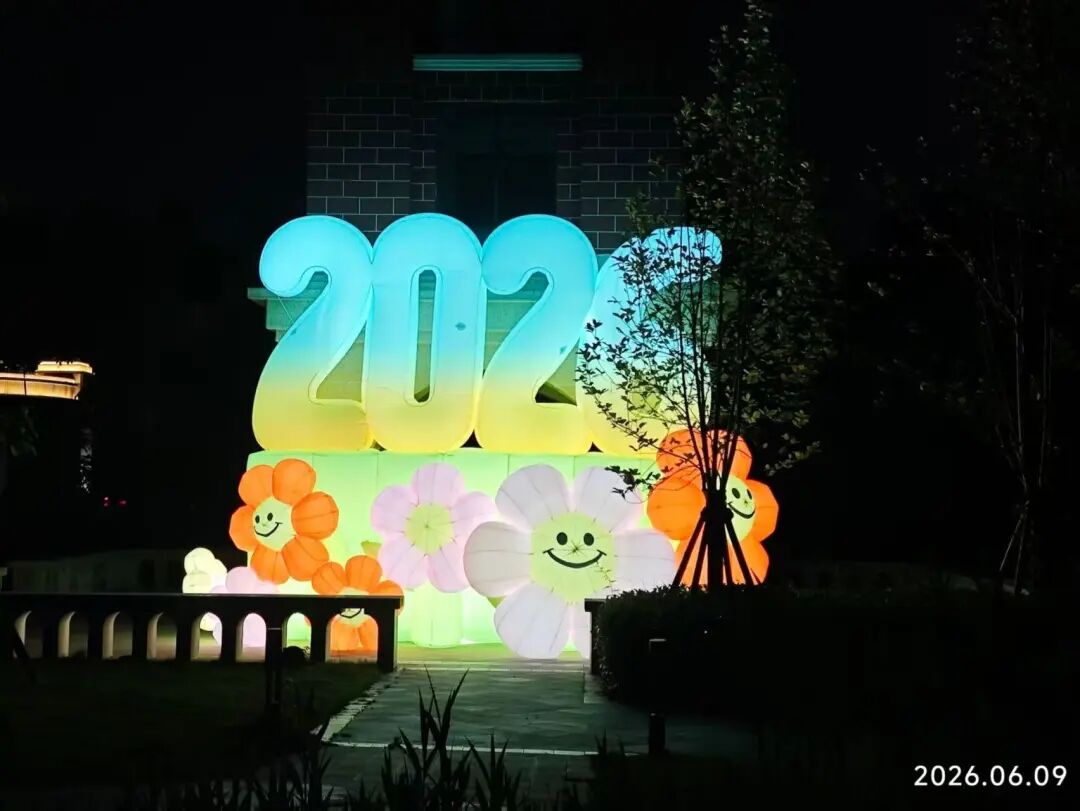 CQMU1956's tweet photo. CAMPUS | Graduation season is here at #CQMU!
Stunning photo spots are now ready across both our Yuanjiagang and Jinyun campuses (and yes, some even light up at night! ✨)!
Grab your gowns, find your favorite spots, and go make some unforgettable memories! 🥳🎓 #Classof2026 https://t.co/nsMxqpgwRN