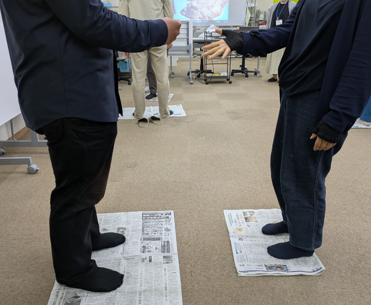 ALBA_ReachFor's tweet photo. 今日は室内運動をしました♪アイスブレイクに新聞島というゲームをしました。じゃんけんに負けた人がどんどん新聞を小さく折っていき、バランスよく立てるかどうかペアの人と勝負します。今日はストレッチに筋トレなどもりだくさん、よく動きました～
#就労移行 #就職支援 #定着支援 #豊中市 #室内運動 https://t.co/ryD1BZTL9D