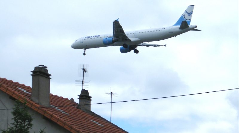 SamSam94290's tweet photo. @leparisien_94 Comme quoi @ParisAeroport a de l'argent ... mais quand il s'agit de rallonger la piste 3 pour baisser de 50% le bruit en ville #villeneuveleroi #ablon où la pollution sonore explose 16 fois le seuil maximal autorisé en ville, là... on n'a pas le budget !!! 🤬🤮🤮
@PhilippeTabarot https://t.co/L26HbvyLpd