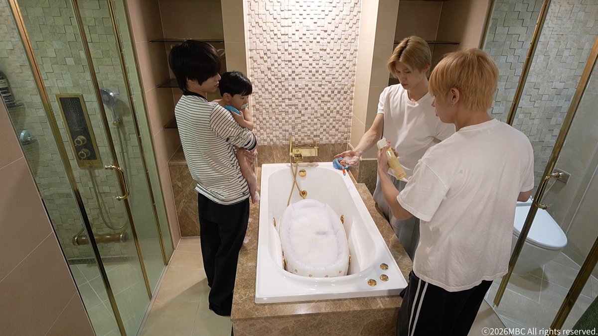 Lemino_K's tweet photo. ／
第8話までLemino独占配信中✨
☀TXTの育児日記☀️
＼

ユジュンのために泡風呂タイム🛁
ところがまさかの全力拒否👶💦

#TOMORROW_X_TOGETHER は
泣きやませようと奮闘🤯
育児に自信つき始めていたのに🥹

🌈次回第9話：6月19日(金)AM11時配信開始🌈

▼ご視聴はこちらから
https://t.co/boaITGa02H https://t.co/2zd8h6MoAn