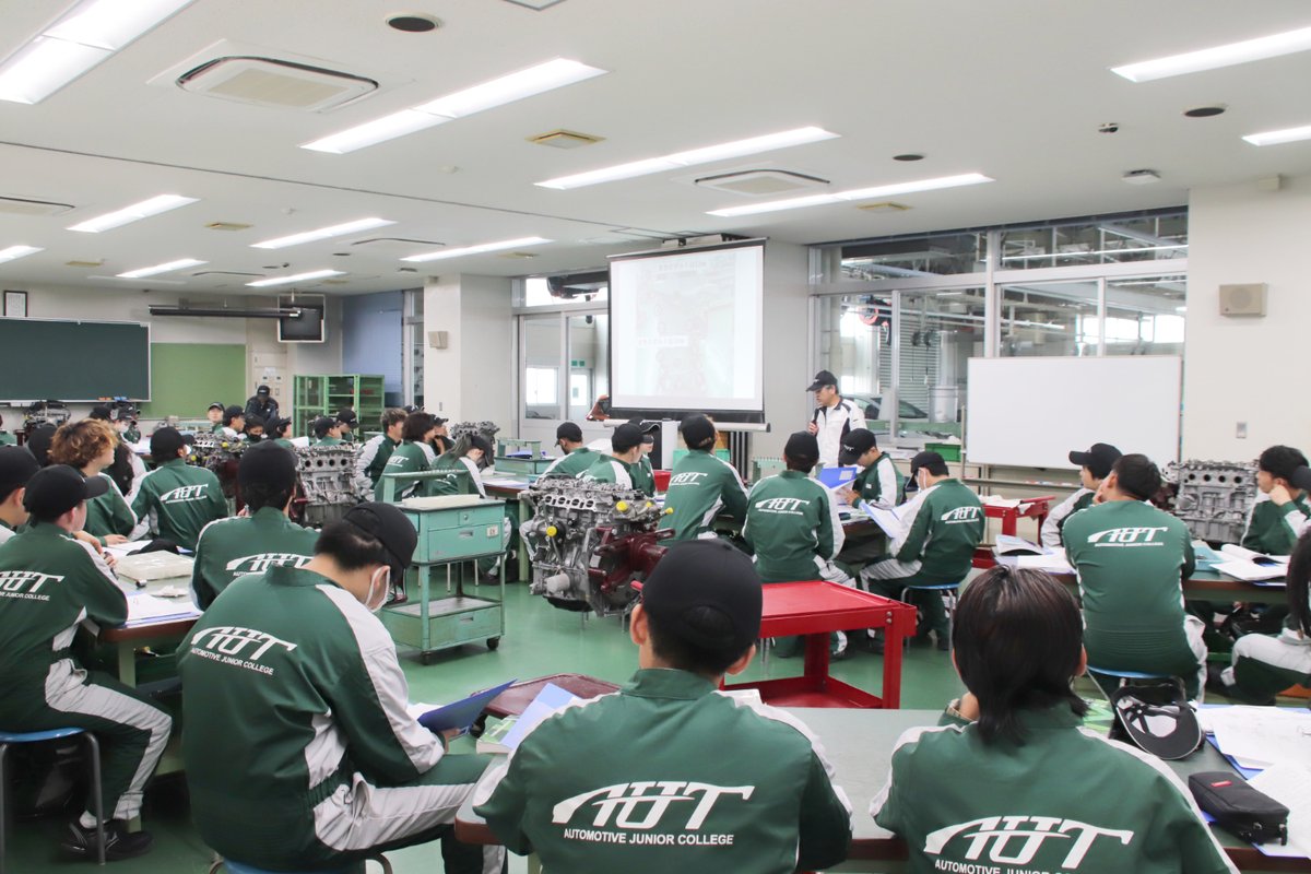 aut_tw's tweet photo. 愛知工科大学自動車短期大学1年生の「自動車工学実習Ⅰ」の様子です！
みんな大きいパーツに苦戦しながらも、分解・組み立てを行っていました🛠️

＃愛知工科大学自動車短期大学 https://t.co/PiymH26cqn