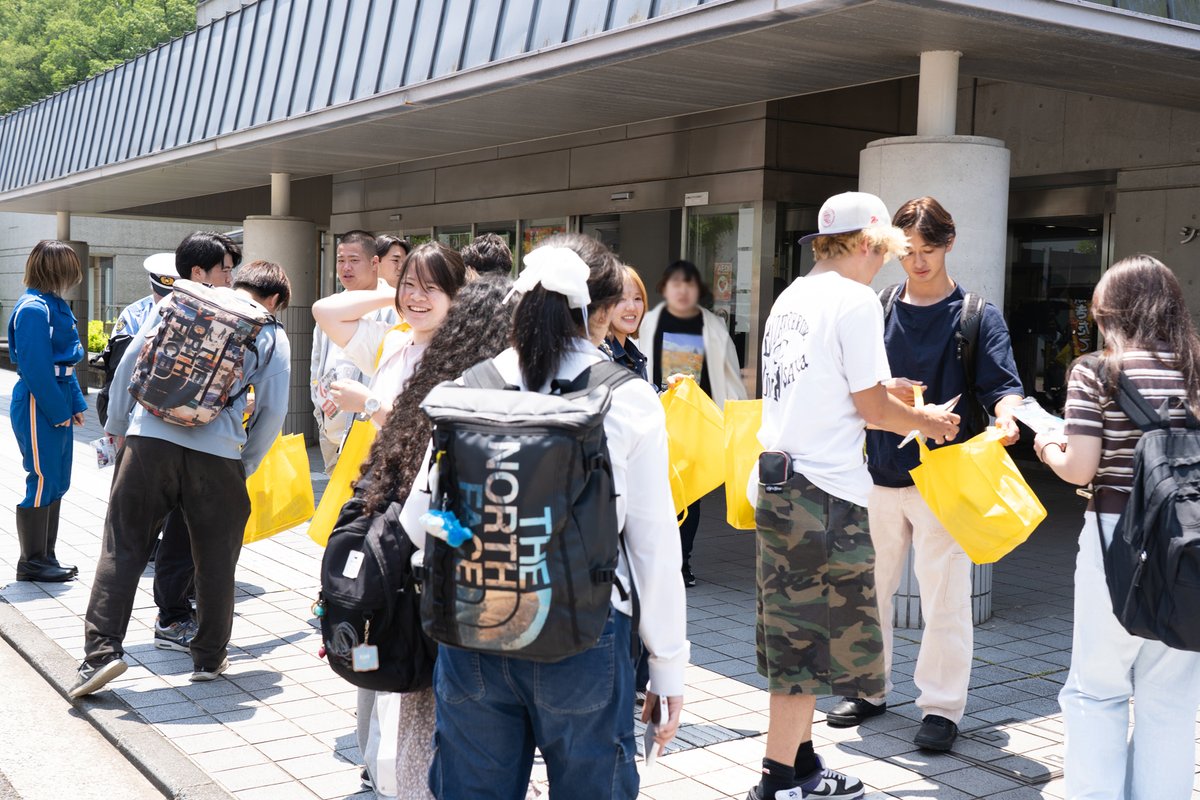 YCU_koho's tweet photo. ▷▷今日の出来事◁◁
6/12、#横浜市立大学アメリカンフットボール部 が金沢警察署交通課と交通安全のチラシ配りを実施📜
お昼休み開始10分で配布完了!
白バイ&パトカー🚔も登場しました
あれ…あの女性隊員、どこかで見たことあるような!?
#YCU #横浜市立大学 #アメフト部 https://t.co/8XlhOpy9BP