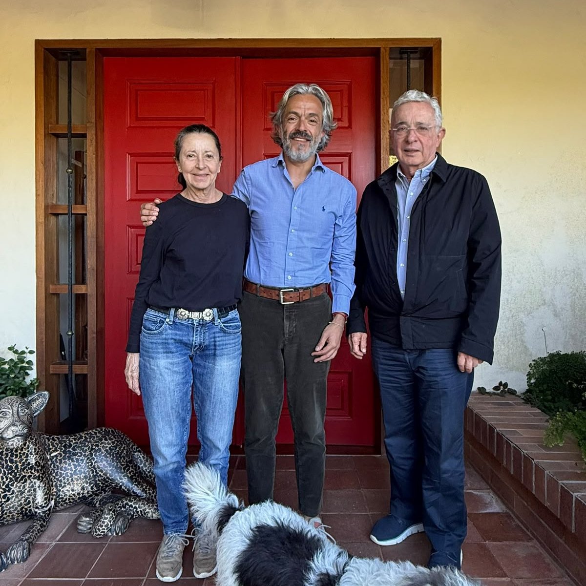MHMora3's tweet photo. 😁@JDOviedoAr detrás de mar¡ca, taradø; ya con esta fotico👇 enterró toda posibilidad de ser alcalde de Bogotá o cualquier otro cargo público - https://t.co/fJWwqj4pLn