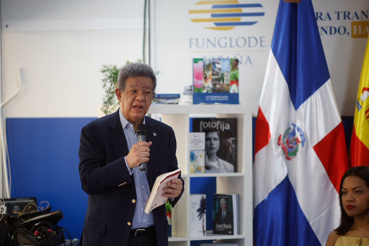 LeonelFernandez's tweet photo. En la Feria del Libro de Madrid reflexionamos sobre el valor del libro especializado y el futuro del libro y la cultura.

Un placer compartir ideas sobre cómo @Funglode continúa promoviendo el pensamiento y la identidad dominicana a nivel global.

La lectura es pilar de una sociedad informada y crítica.

#FeriaDelLibroMadrid #Cultura #Libros #FunglodeEspaña