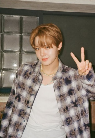 Jihoonspiercing's tweet photo. TREASURE'S KIM DOYOUNG will be the MC on #StandBIMe, Korea’s first bisexual dating reality show that premieres on June 19. https://t.co/UTsyf2SLlm