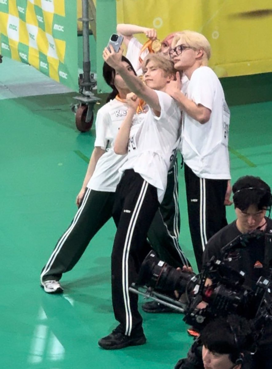 jiwoongology's tweet photo. we were so ROBBED big time (the fact that the selca is never seeing the light of day) https://t.co/zYwJTfI5MV