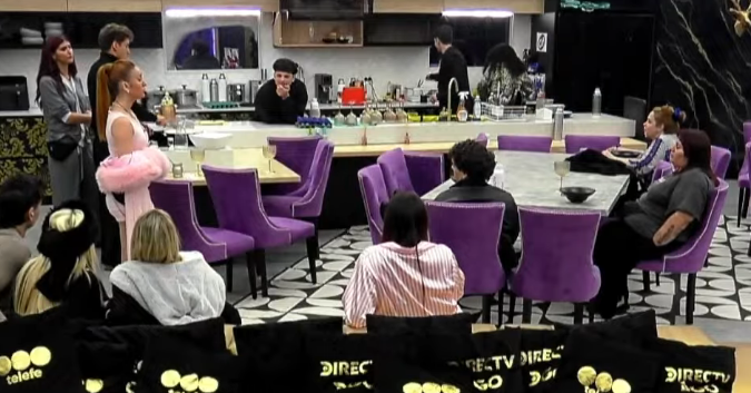 TronkOficial's tweet photo. Los únicos que apagan a Campanita son todos los moralistas de cartón que viven obsesionados y preocupados por si se junta o no con Sol y Cinzia

#GranHermano https://t.co/QtKznJBJwY
