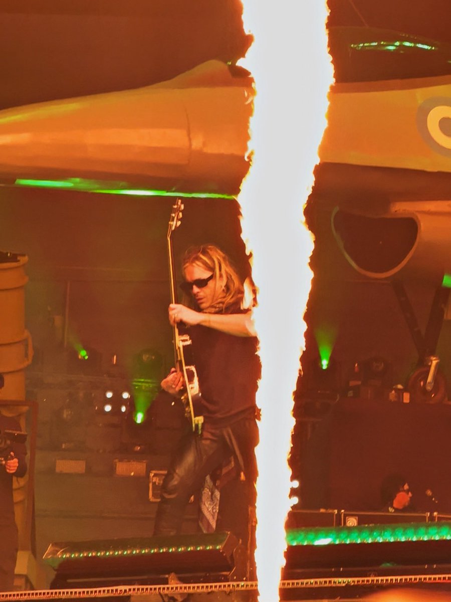 aniirey_'s tweet photo. @AIRBAGoficial Es momento de que subas estas fotos https://t.co/uNxv4rD5zG