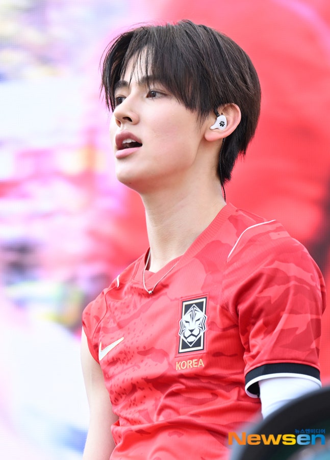 CORTISINDONESIA's tweet photo. [260612] KT Gwanghwamun Square

K-MEDIA PHOTO
SEONGHYEON

CORTIS CHEERS RED DEVILS WITH REDRED 

#CORTIS_RedRed_Cheering
#코르티스_광화문_붉은악마
#코르티스 #CORTIS #SEONGHYEON #성현 
🧃 https://t.co/VEYiR4HcJa