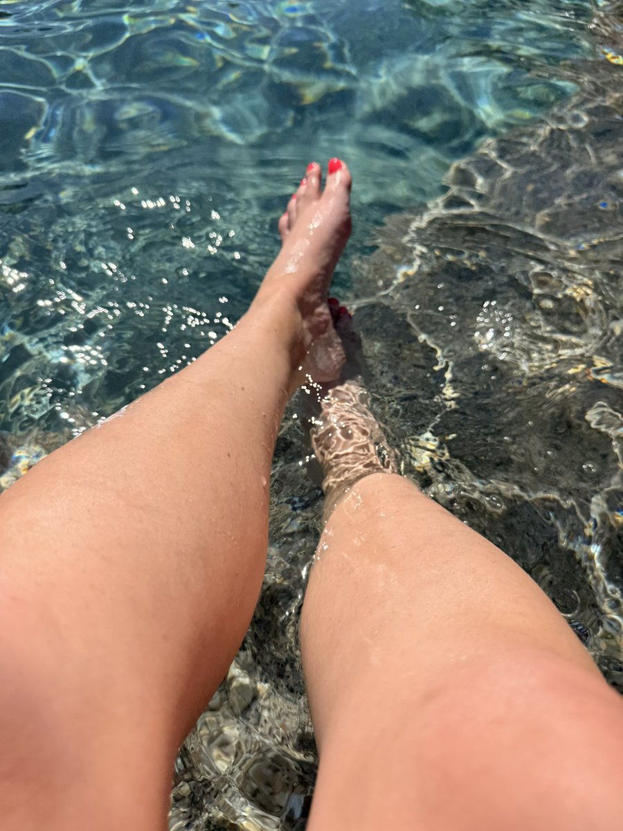 bluediamondbae's tweet photo. Other piggies made Miss Blue smile today. You made her wait. Gross behavior https://t.co/59jfPR1pey