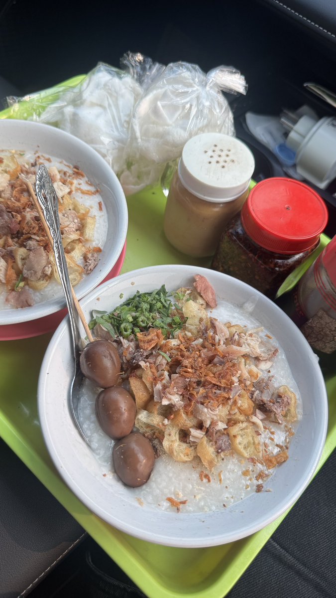 KnightOfThai's tweet photo. Sarapan bubur bear cenah ye ga @ken0ian? https://t.co/nIH3ki4KEP