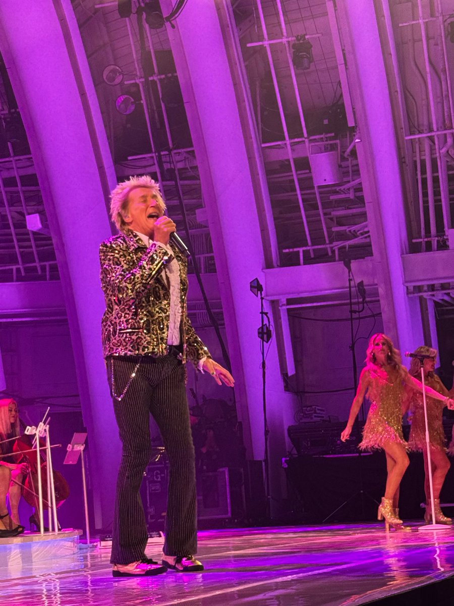 morgfair's tweet photo. #OnMyWalk to see @rodstewart at @HollywoodBowl with my great friend @gunnergale! Sir Rod was FANTASTIC, putting on an amazing show! And kudos to his fabulous musicians! Man! What a show! Thanks to all’💗🌷💗🥳💗🎉💗 https://t.co/LDQ5nhn1ix