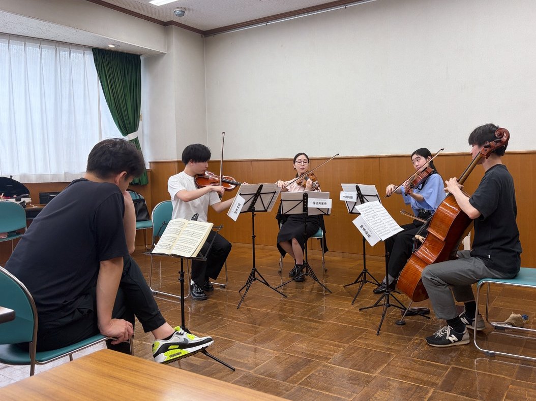 triton_arts_net's tweet photo. ウェールズ・アカデミー5期
クァルテット・ミルテのレッスン！

講師は横溝耕一さん🎻
「フレーズの最後まで4人一緒に！自分の都合ではなく、ココしかありえないと思える4人のタイミングを探そう。」

公演はhttps://t.co/38ZcC3Mn0x https://t.co/dFUkfnP4Rr