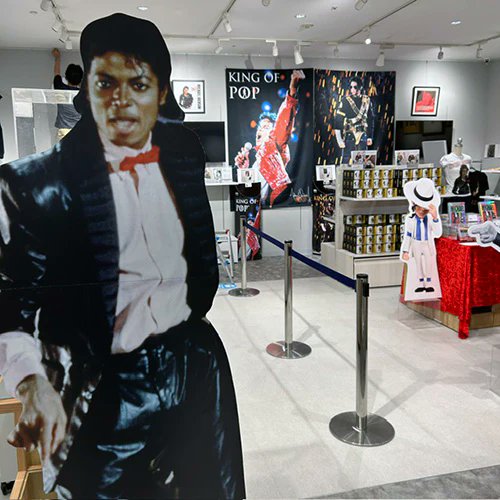 PgsStore's tweet photo. 「KING OF POP」東京会場初日
先ほどOPENいたしました✨

オンラインでは完売したプレミアムトレーディングカードも販売中！
フィギュアやTシャツなどもぜひ実物をお手にとってみてください😊

本日19時まで！新宿マルイアネックス6Fにて
皆さまをお待ちしております🎩

▼特設サイト
https://t.co/59hpazigpa

#michael #michaeljackson #マイケルジャクソン