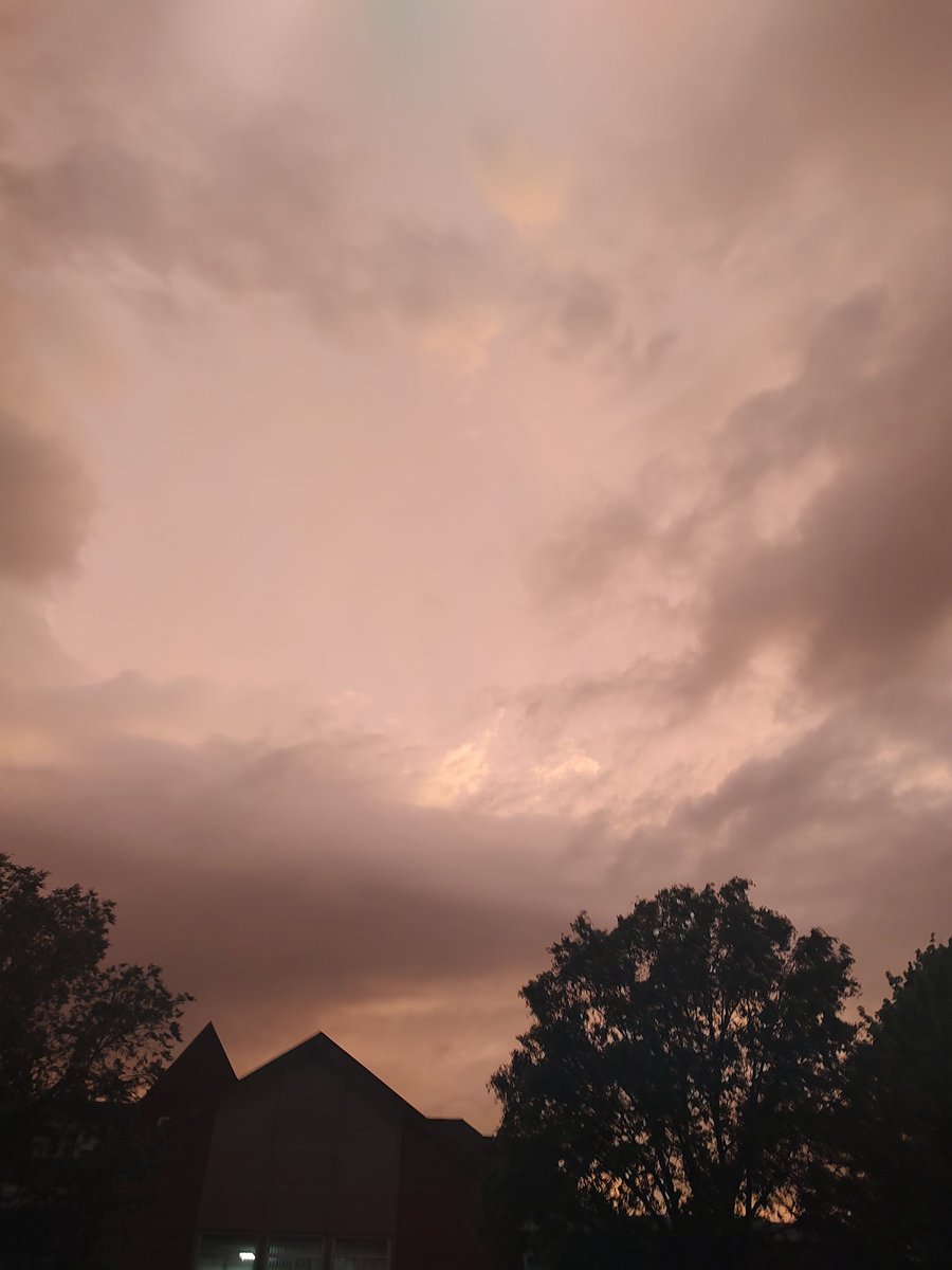 athomasonauthor's tweet photo. Everything turned out fine! Write to Publish Conference is still on. Here's another picture of the sky after the tornado warning expired. https://t.co/mh0a70yOAs