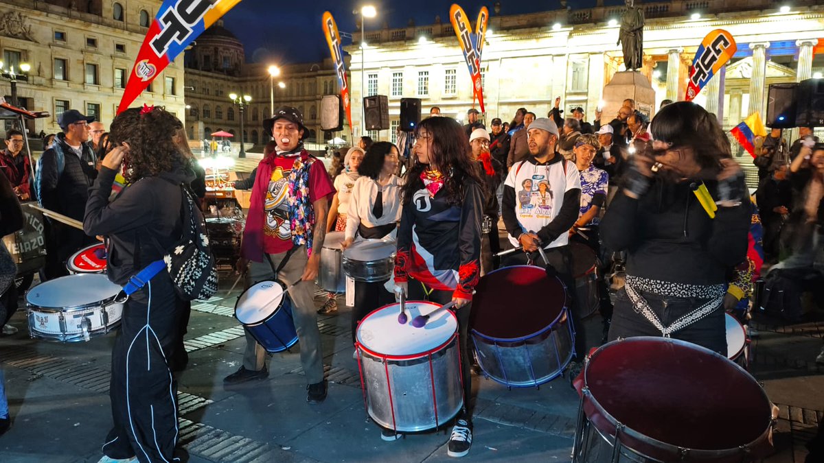 fecode's tweet photo. Por lo público, la educación, la democracia y la defensa de nuestros derechos como colombianos, esta noche en la concentración de luces y antorchas, apoyando un modelo de país que se base en la inclusión. Velatón por la vida en respaldo a Iván Cepeda y Aida Quilcué. https://t.co/rpTWSZiGkw