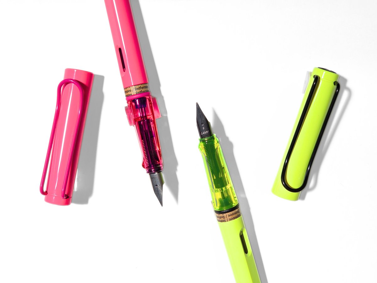 Nagasawa_Renga's tweet photo. 【心躍るネオンカラー】
#LAMY safari Special Edition
「Neon Yellow / Neon Pink」が
神戸煉瓦倉庫店に入荷いたしました。

イエローはアクセントの効いたブラッククリップ、
ピンクは統一感のある同系色クリップ。

特別なギフトBOX&amp;バッグ、
バンド付ペンケースをノベルティでお渡しします。 https://t.co/glCHqUuKDP