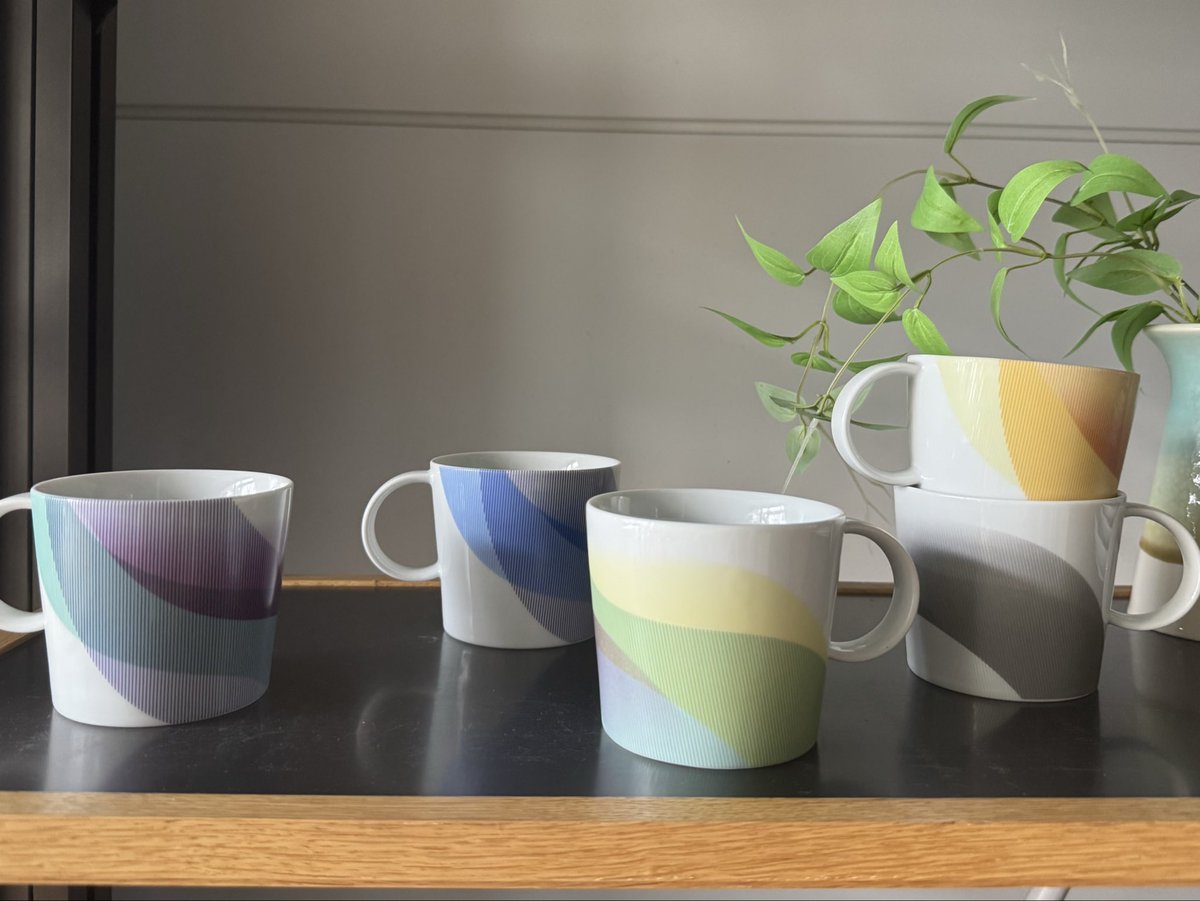 KiharaTokyo's tweet photo. Today’s opening hours 
11:00-19:00

Aurora
＋マグカップ 全5色

小泉誠さんが形状デザインを手がけたシンプルで機能的なフォルムのマグカップに、細いグラフィックの線を重ねてオーロラを表現しています。
美しいグラデーションをぜひ店頭でご覧ください。

#porcelain 
#madeinjapan
#KIHARA https://t.co/fJZlzmlk0B