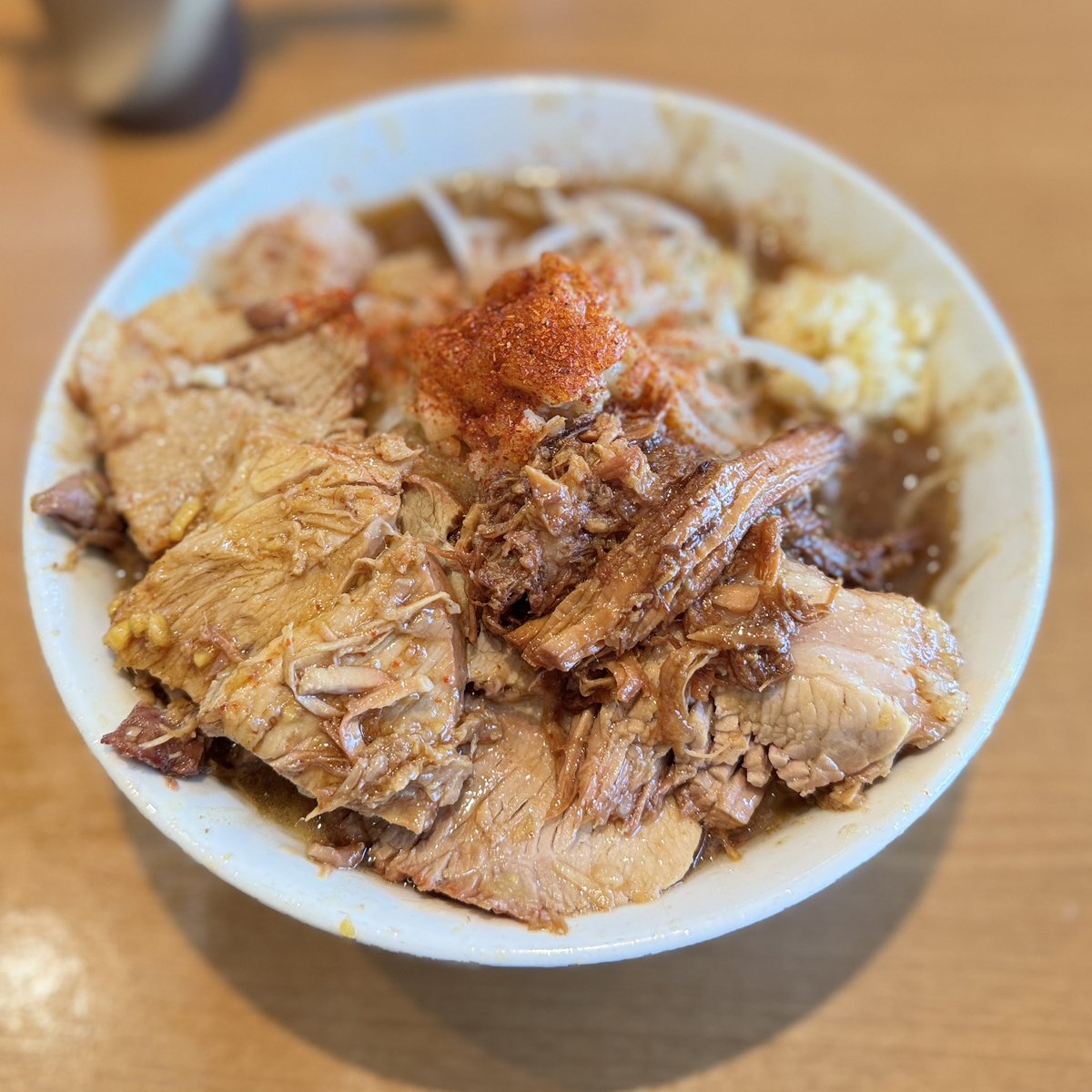 Kottan127's tweet photo. ラーメン池田屋さんに行ってきました
初めてだった為ブタ肉の量にビビって250gでのオーダーでした
ブタ肉がめっちゃ柔らかくて美味しかったです！
もちろんスープも麺も素晴らしいと思いますので、またぜひいただきたいです https://t.co/2GuYFnfPHM