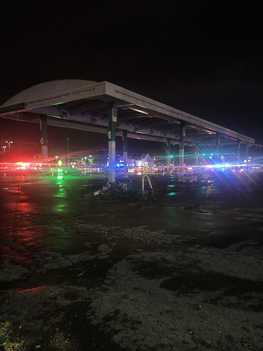wilberto_ilwx's tweet photo. BP gas station on Stearns and Sutton Rd (IL RT 59) Bartlett. All gas pumps wer swept away. #ilwx #wxtwitter @NWSChicago https://t.co/1QWKOzXPLV
