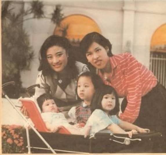 Jackeralism's tweet photo. พระองค์ภาในฐานะจุดสมดุลระหว่างราชสำนักและประชาชนในยุคสมัยใหม่

พระองค์ภาเป็นเจ้านายพระองค์หนึ่งที่น่าสนใจ เพราะชีวิตของพระองค์ไม่ได้มีเพียงด้านของพระอิสริยยศหรือราชสำนัก และก็ไม่ได้มีเพียงด้านของนักกฎหมายหรือคนทำงานสมัยใหม่เท่านั้น หากแต่เป็นชีวิตที่อยู่ระหว่างสองโลก คือโลกของยศ พิธีการ และขนบของราชสำนัก กับโลกของกฎหมาย ประชาชน และชีวิตของคนธรรมดาที่

ตั้งแต่ประสูติ พระองค์ภาทรงอยู่ในฐานะพระราชวงศ์ พระองค์เป็นพระราชธิดาพระองค์โตในพระบาทสมเด็จพระเจ้าอยู่หัว และเป็นพระราชนัดดาพระองค์แรกของรัชกาลที่ 9 กับสมเด็จพระบรมราชชนนีพันปีหลวง สถานะนี้ทำให้พระองค์ไม่ได้เป็นเพียงสมาชิกคนหนึ่งของครอบครัว แต่เป็นเจ้านายที่มีความหมายในเชิงราชสำนักตั้งแต่ต้น ยศของพระองค์จึงเป็นสิ่งที่ทำให้ชีวิตถูกวางอยู่ในกรอบของความสำรวม ระเบียบ พิธีการ และความคาดหวังจากสังคม

ราชสำนักในยุคที่พระองค์เติบโตขึ้น โดยเฉพาะช่วงปลายรัชกาลที่ 9 ยังเป็นราชสำนักที่มีความเป็นพิธีการสูง มีภาษาเฉพาะ มีธรรมเนียม มีลำดับชั้น และมีภาพของพระราชพิธีที่ประชาชนคุ้นเคย ความเป็นเจ้านายในยุคนั้นจึงไม่ได้หมายถึงเพียงชาติกำเนิด แต่หมายถึงการดำรงตนอยู่ในระบบของแบบแผนที่ยาวนานและมีความหมายทางสังคมสูง

แต่ในอีกด้านหนึ่ง พระองค์ภาก็ไม่ได้เติบโตขึ้นมาในภาพที่เป็นทางการจนไร้ความเป็นมนุษย์สามัญ สิ่งที่ทำให้ภาพของพระองค์นุ่มนวลลง คือภาพของครอบครัว โดยเฉพาะความสัมพันธ์กับพระมารดา ทูลกระหม่อมปู่ และทูลกระหม่อมย่า

พระเจ้าวรวงศ์เธอ พระองค์เจ้าโสมสวลีฯ มีความสำคัญมากต่อการทำความเข้าใจพระองค์ภา ไม่ใช่เพียงในฐานะพระมารดา แต่ในฐานะผู้ที่ดูเหมือนจะช่วยผสานโลกของราชสำนักเข้ากับโลกของความเป็นสามัญชน พระองค์เจ้าโสมสวลีฯ เองทรงอยู่ในกรอบของราชสำนัก แต่ในภาพที่สังคมจดจำ ก็มักมีความอ่อนโยน ความเป็นกันเอง และความใกล้ชิดแบบแม่กับลูกอยู่เสมอ

ตรงนี้ทำให้การเติบโตของพระองค์ภาไม่ได้มีเพียงมิติของยศหรือพิธีการเท่านั้น แต่ยังมีมิติของความรัก ความเอาใจใส่ และความอบอุ่นจากครอบครัวอยู่ด้วย พระมารดาจึงอาจกล่าวได้ว่าเป็นผู้ช่วยประคองให้พระองค์ภาเติบโตในความเป็นเจ้านาย โดยไม่ถูกทำให้ห่างไกลจากความเป็นมนุษย์ธรรมดาจนเกินไป

ความใกล้ชิดกับทูลกระหม่อมปู่และทูลกระหม่อมย่าก็ช่วยเติมภาพนี้ให้ชัดขึ้น พระองค์ภาทรงเป็นพระราชนัดดาพระองค์แรก ภาพของรัชกาลที่ 9 และสมเด็จพระบรมราชชนนีพันปีหลวงที่สังคมรับรู้ในฐานะผู้ใหญ่ของครอบครัว ทำให้พระองค์ภาไม่ได้ถูกมองเพียงในฐานะเจ้านายรุ่นหลานของราชสำนัก แต่ยังเป็น “หลาน” ในความหมายของครอบครัวด้วย

ในภาพเช่นนี้ ราชสำนักไม่ได้มีเพียงความสูงส่งหรือพิธีการ แต่ยังมีความสัมพันธ์แบบปู่ ย่า แม่ และลูกอยู่ภายใน พระองค์ภาจึงเติบโตขึ้นท่ามกลางทั้งความเป็นราชสำนักและความเป็นครอบครัว ซึ่งสองสิ่งนี้ไม่ได้ลบล้างกัน แต่ค่อย ๆ หล่อหลอมให้พระองค์มีภาพของเจ้านายที่สำรวม แต่ไม่แข็งกระด้าง มีสถานะสูง แต่ยังดูมีความเป็นมนุษย์ที่สัมผัสได้

ภาพความเป็นมนุษย์นี้ปรากฏให้สังคมเห็นตั้งแต่พระองค์ยังทรงพระเยาว์ พระองค์ไม่ได้ปรากฏต่อสาธารณะเฉพาะในพระราชพิธีที่มีความเป็นทางการสูงเท่านั้น แต่ยังมีภาพในพื้นที่ที่อบอุ่นและเป็นธรรมชาติกว่านั้น เช่น การขับร้องเพลงกับพระญาติ การแสดงบนเวที หรือคลิปภาพที่เผยแพร่ซ้ำในภายหลังซึ่งระบุว่าเป็นการขับร้องเพลงร่วมกับพระมารดาในวาระสำคัญของครอบครัว

ภาพเหล่านี้อาจดูเป็นเรื่องเล็ก หากมองจากประวัติศาสตร์การเมืองหรือราชสำนัก แต่ในเชิงความทรงจำของสังคม มันมีความหมายไม่น้อย เพราะทำให้พระองค์ภาไม่ได้ถูกมองเป็นเพียงเจ้านายที่อยู่ไกลจากผู้คน หากยังมีภาพของเด็กคนหนึ่งที่เติบโตท่ามกลางครอบครัว มีความกล้าแสดงออก มีความสนุก มีเสียงหัวเราะ และมีช่วงเวลาที่ใกล้เคียงกับชีวิตวัยเด็กของคนทั่วไปอยู่บ้าง

ความสามัญนี้ไม่ได้หมายความว่าพระองค์ทรงเติบโตเหมือนประชาชนทั่วไป เพราะพระองค์ยังทรงเป็นเจ้านาย มีพระอิสริยยศ และอยู่ในโครงสร้างที่มีอภิสิทธิ์ชัดเจน แต่ความสามัญในที่นี้หมายถึงการที่พระองค์ไม่ได้ถูกทำให้กลายเป็นสัญลักษณ์ที่แข็งและห่างไกลจากความรู้สึกของผู้คนจนเกินไป ภาพวัยเด็กที่ทรงร้องเพลง แสดงออก หรือเล่าเรื่องชีวิตในโรงเรียน จึงช่วยทำให้พระองค์มีมิติของเด็กคนหนึ่งที่มีชีวิตประจำวัน มีความชอบ มีความอยากรู้อยากเห็น และมีความสนุกแบบมนุษย์ธรรมดา