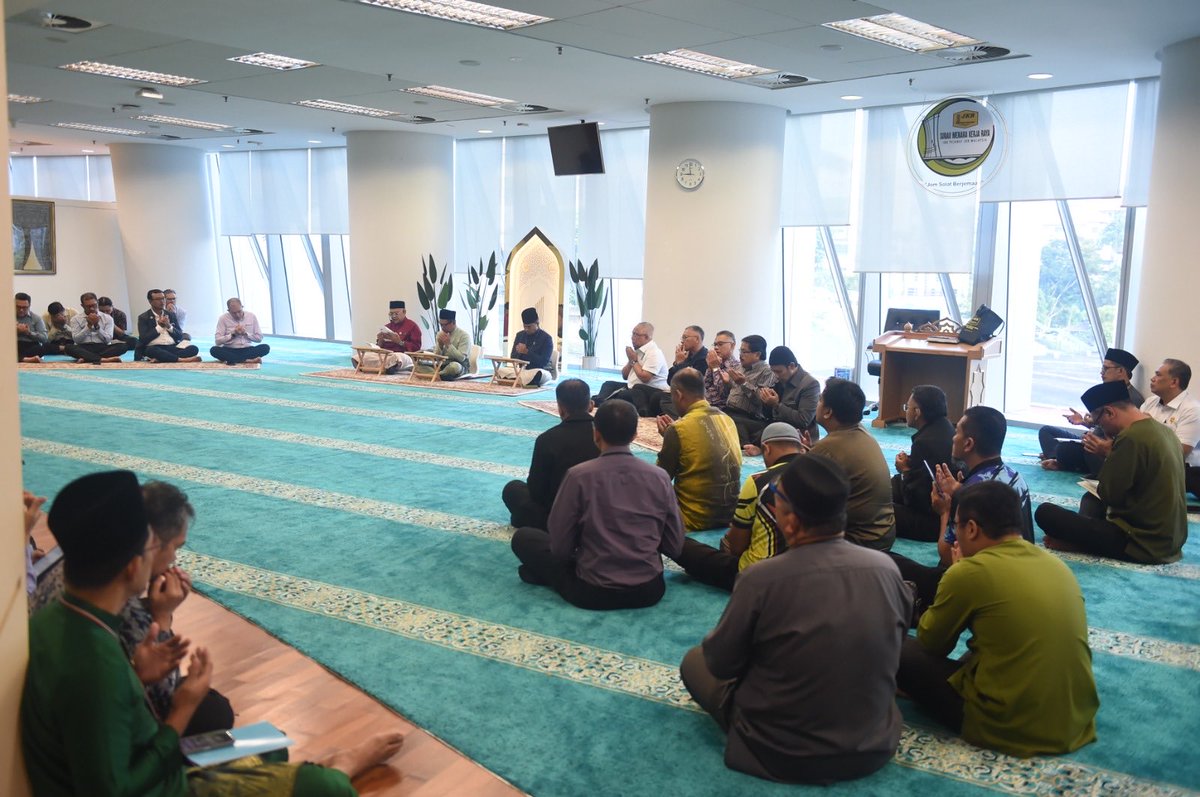 IPJKR_Official's tweet photo. KUALA LUMPUR, 12 Jun 2026 – Jabatan Kerja Raya (JKR) Malaysia telah mengadakan Majlis Bacaan Yaasin dan Doa Selamat sempena pelantikan YBhg. Dato' Ir. Ibrahim bin Esa sebagai Ketua Pengarah Kerja Raya yang baharu. Majlis tersebut berlangsung pada pagi ini di Surau Menara Kerja Raya, Aras 3, Blok G dan disertai oleh warga JKR Malaysia.

Penganjuran majlis ini bertujuan menzahirkan rasa syukur ke hadrat Allah SWT serta memohon keberkatan, kesejahteraan dan petunjuk dalam kepimpinan YBhg. Dato' Ir. Ibrahim bin Esa bagi menerajui JKR Malaysia.

Majlis dimulakan dengan bacaan Surah Yaasin dan diteruskan dengan bacaan Doa Selamat yang dipimpin oleh imam surau. Suasana penuh khusyuk dan kebersamaan jelas terpancar sepanjang majlis berlangsung, mencerminkan komitmen serta sokongan padu warga JKR terhadap kepimpinan baharu jabatan.

Majlis ini turut menjadi wadah penyatuan warga kerja dalam memperkukuh semangat kebersamaan dan iltizam untuk terus mendukung aspirasi jabatan. Selaras dengan amanah yang dipikul, warga JKR komited untuk terus mempertingkatkan  penyampaian perkhidmatan, memperkukuh tadbir urus organisasi dan memastikan pelaksanaan projek pembangunan negara dapat dilaksanakan dengan berkesan demi kesejahteraan rakyat.

Semoga kepimpinan YBhg. Dato' Ir. Ibrahim bin Esa akan terus membawa JKR Malaysia ke arah kecemerlangan serta memperkukuh peranan jabatan sebagai peneraju utama dalam pembangunan infrastruktur negara.

#DeliveryIsOurPriority
#IamJKR #KitaJKR #JKRSynergy
#JasaKepadaRakyat 
#TangkasBertindak