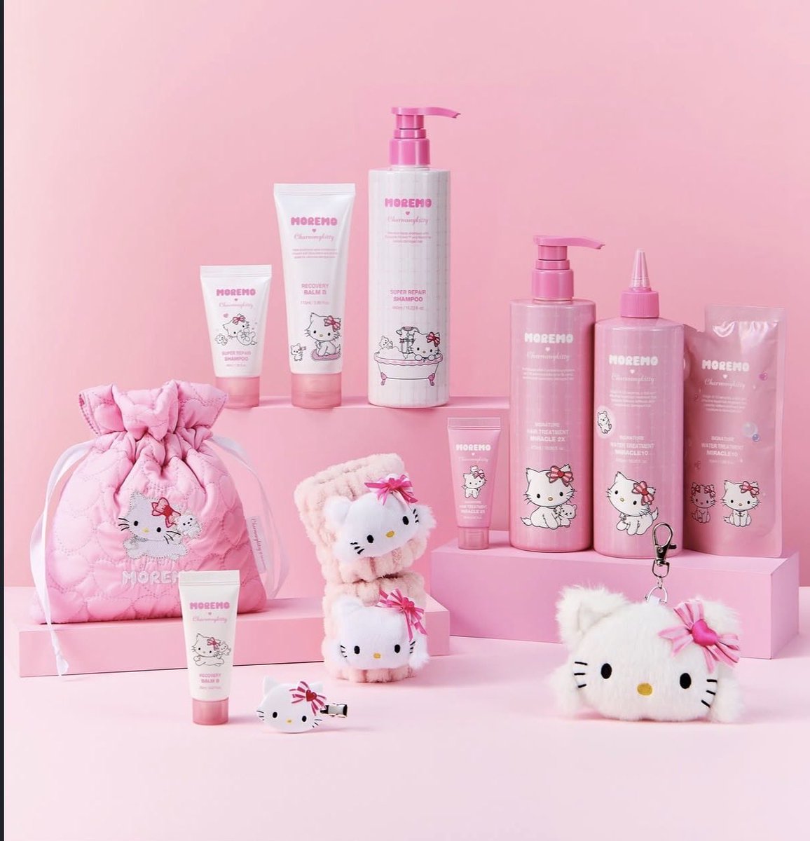 sanrio_fan_jp's tweet photo. moremo×チャーミーキティの韓国限定コラボがピンク尽くしでふわふわ可愛すぎる…🥺🎀

現在のオリーブヤングセール（オリヤンセール）の対象になってて、可愛いボトルや超豪華なノベルティがお得にGETできるチャンス！もこもこリストバンドやポーチチャームなど、どれも本気の可愛さです🫶🛁💖 https://t.co/9iTxmkNJ0n