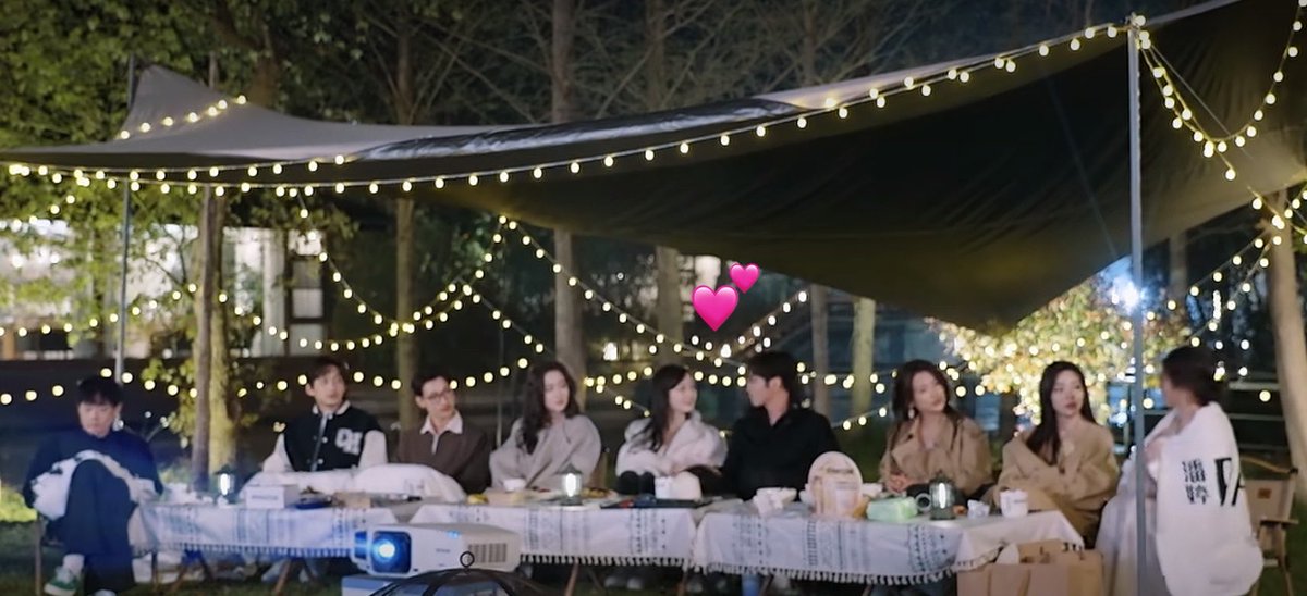 nguliksukasuka's tweet photo. Bk x Wangyi punya dunianya sendiri wkwk #LoveActuallyS5 

Peixuan Wentao be like mereka mau kemana nih kita berdua dikacangin fokus ngobrol berdua aja wkwk

Yang lain lagi pada liat story (kecuali wentao no idea lagi mikirin apa wkwk), nih berdua malah tatap-tatapan ehmmn 🤭 https://t.co/iAN0JKhRej