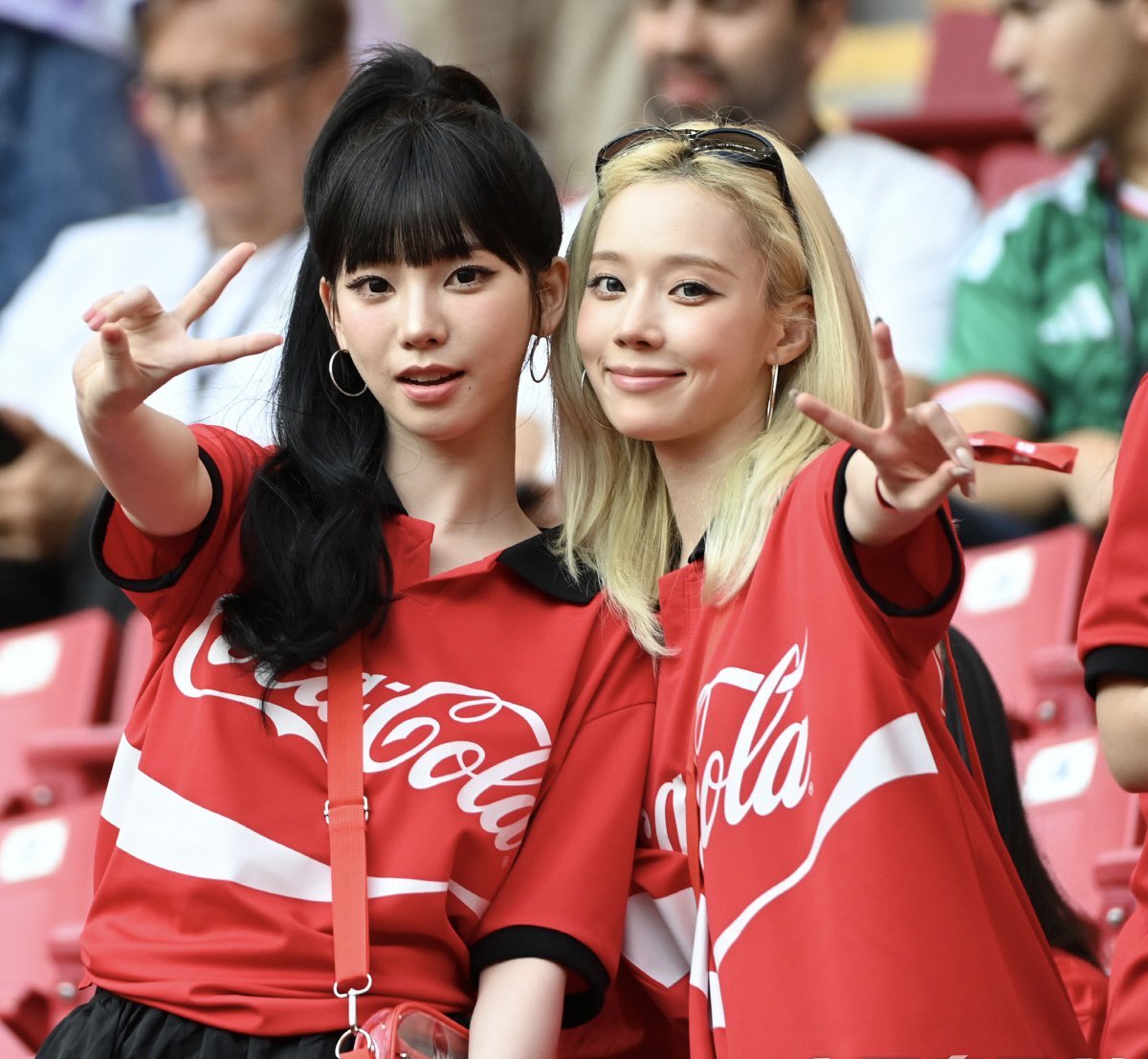 thejurgenholic's tweet photo. Winter dan Karina berada di stadion Guadalajara menonton pertandingan antara Korea Selatan vs Republik Ceko.

HUWAAAA 😭😭❤❤ https://t.co/ynHX3uRdtw